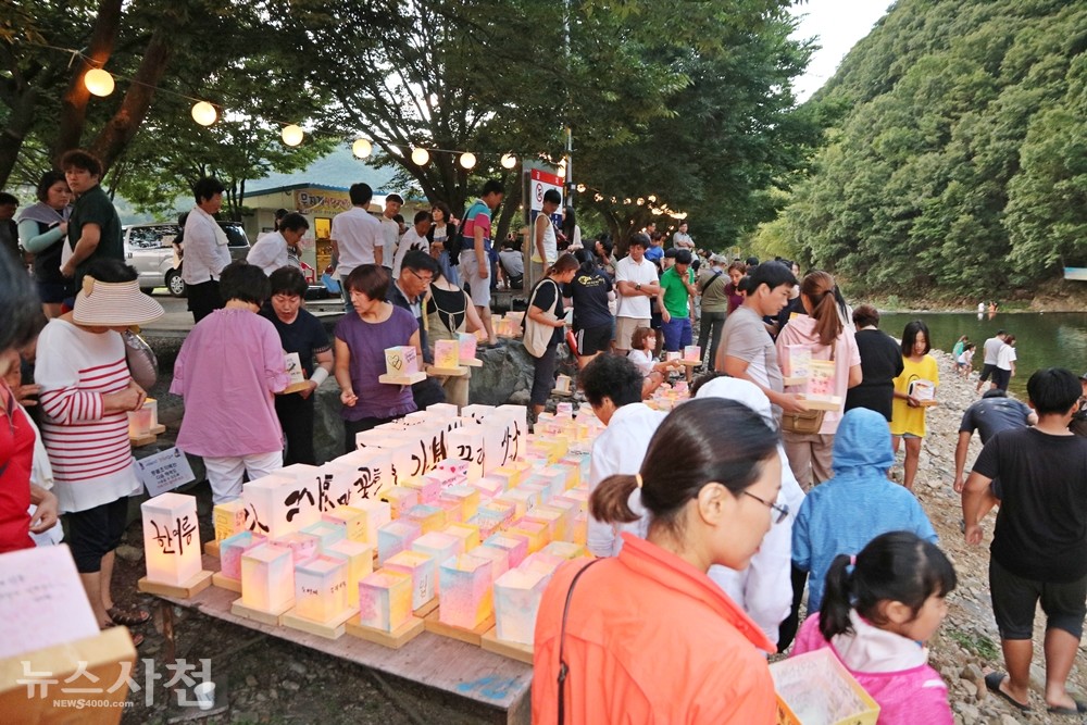 우천바리안마을 조각배 축제 모습.
