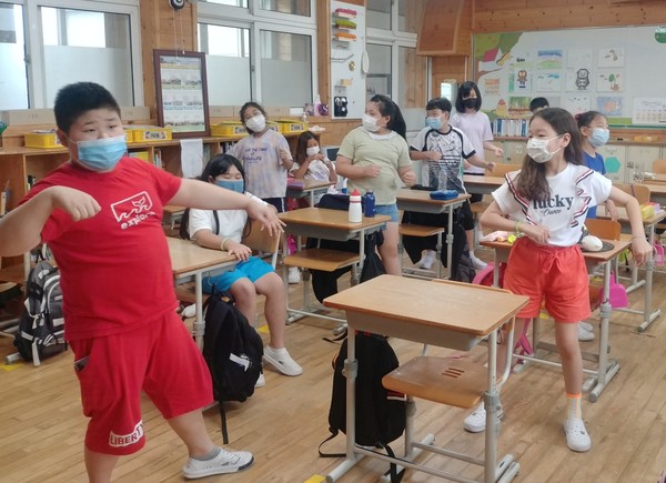 사진은 교실에서 안무를 연습하는 남양초등학교 학생들의 모습.(사진=남양초)