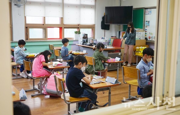 지난 5월 등교수업 중인 사천의 한 초등학교 모습.