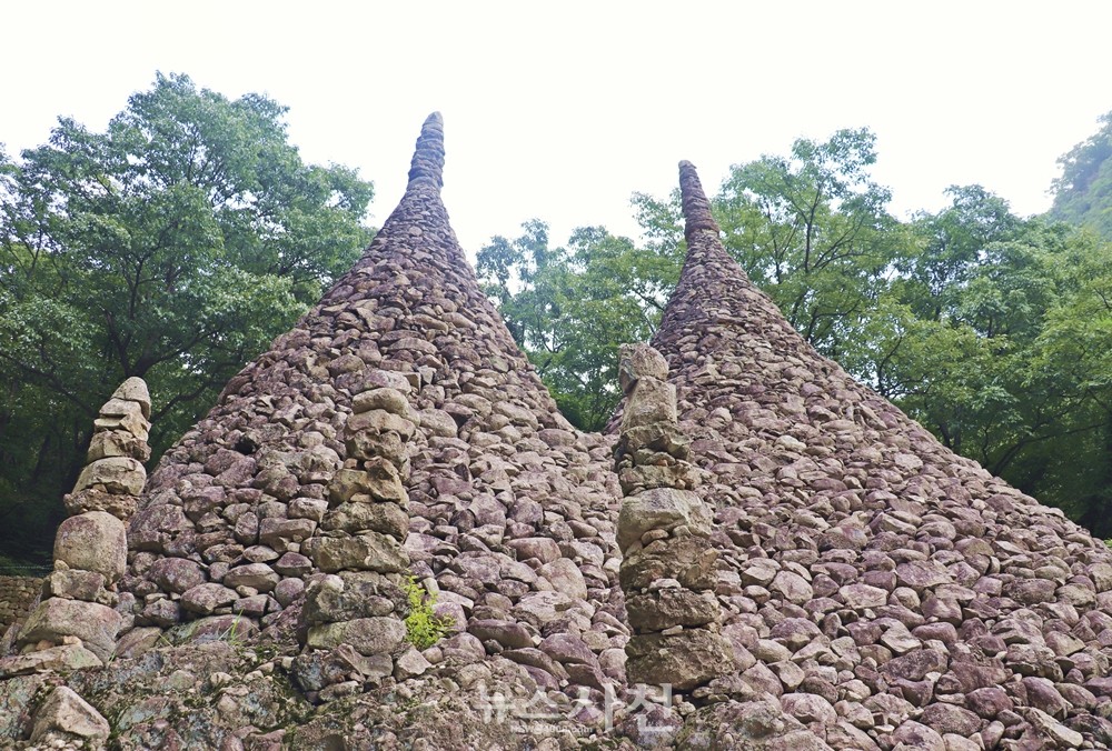 마이산에서도 기가 쎈 것으로 알려진 천지탑. 암마이봉과 수마이봉처럼 음탑과 양탑이 쌍을 이룬다.