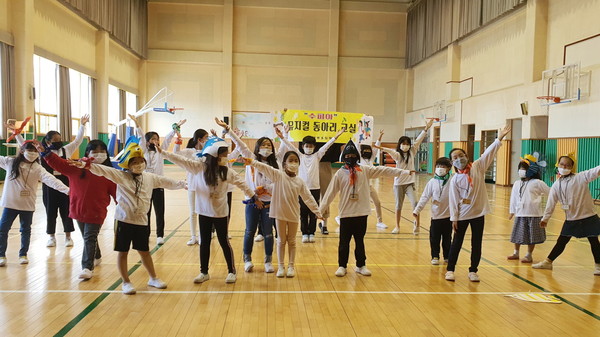 대방초 학생들이 학생뮤지컬동아리 수업에 참여하는 모습.(사진=대방초)