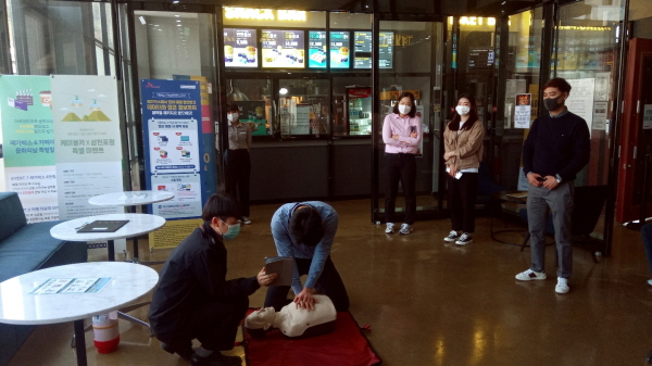 사천소방서가 10월 19일 메가박스 삼천포점에서 심폐소생술 교육을 진행하고 있다.(사진=사천소방서)