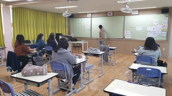 사천여자고등학교 학생들이 펀드투자권유대행인 자격증 취득 과정 수업을 듣고 있다.(사진=사천여고)