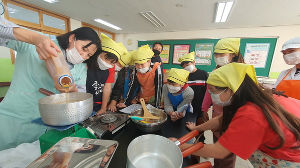 대방초등학교 5학년 학생들이 10월 23일 학교에서 직접 고추장을 만들었다.(사진=대방초)