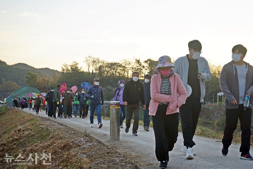 지난 5일 열린 곤양면 건강걷기대회에 참가한 시민들이 부지런히 걷고 있다.