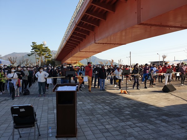 용현면 무지개 해안도로 건강걷기대회가 11월 9일 오후 3시 사천대교 아래 거북선 체험마을 광장에서 열렸다. (사진=사천시)