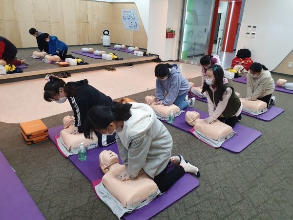 11월 6일 학생안전체험교육원에서 심폐소생술 체험을 하고 있는 정동초 학생들.(사진=정동초)