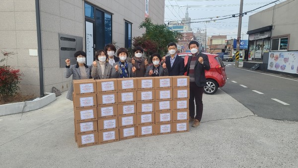 사천시장기요양기관연합회가 11월 18일 300만 원 상당의 코로나 방역물품을 지역 장기요양기관에 전달했다. (사진=사천시)