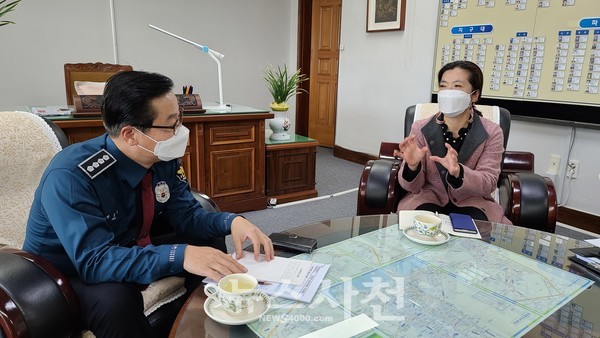 박창지 사천경찰서장(왼쪽)과 서은경 사천가정폭력·성폭력통합상담소장이 대화를 나누고 있다.