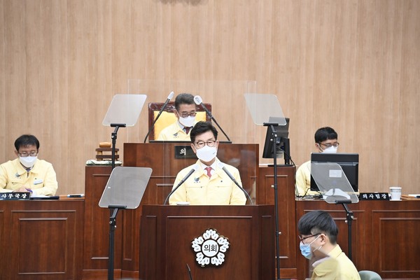 송도근 사천시장이 1일 사천시의회 본회의장에서 2021년도 당초 세입세출예산안 제출에 즈음한 시정연설을 했다.