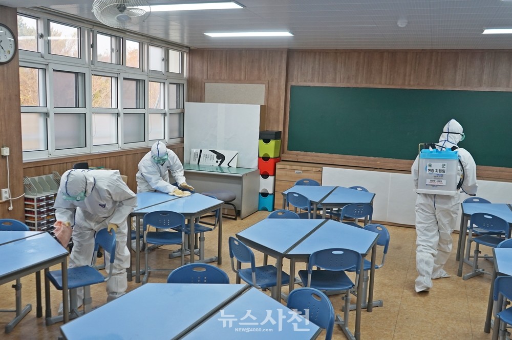 지난 27일 사천의 한 고등학교에서 방역 중인 육군 제39보병사단 장병들.
