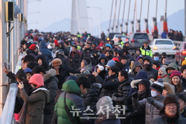 ​2013년 ‘삼천포대교 해맞이 행사’에 모인 사람들.