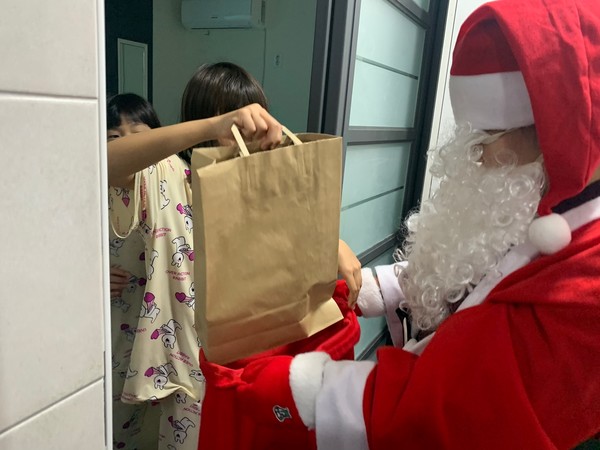 사천시청소년상담복지센터가 12월 12일 지역 청소년들에 선물을 전달하는 ‘행복꾸러미 산타’ 행사를 진행했다.(사진=사천시청소년상담복지센터)