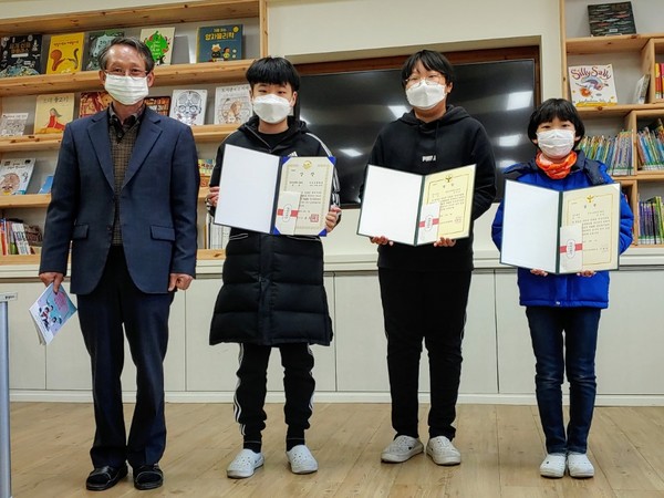 12월 16일 정동초등학교 도서관에서 열린 '제40회 국민독서경진대회' 찾아가는 시상식 모습.(사진=정동초)