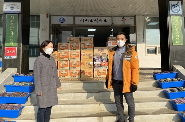 삼천포강호체육관이 12월 21일 향촌동행정복지센터를 방문해 라면 40상자를 기부했다.(사진=사천시)