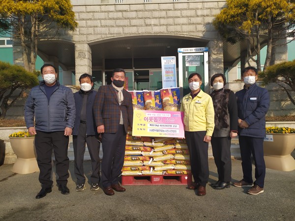 (사)한국쌀전업농 사천시연합회가 12월 22일 연말을 맞아 지역 저소득층을 위해 써달라며 쌀 800kg를 기탁했다.(사진=사천시)