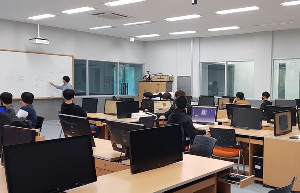 한국폴리텍대학 항공캠퍼스 학생들이 강의를 듣고 있다. (사진=폴리텍 항공캠퍼스)