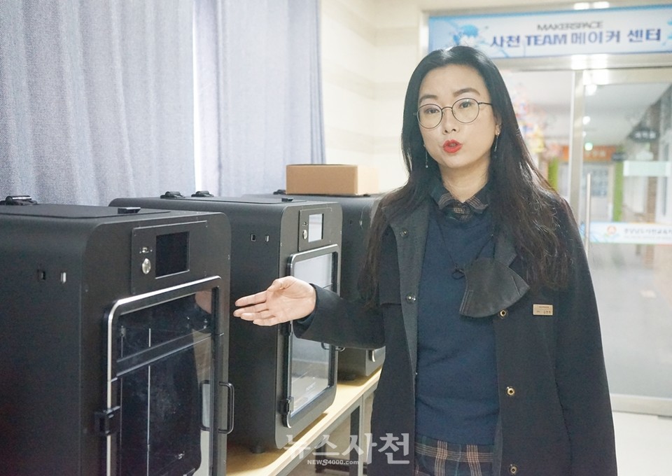사천교육지원청 김현희 장학사가 삼천포초 메이커스페이스에 있는 3D프린터에 대해 설명하고 있다.