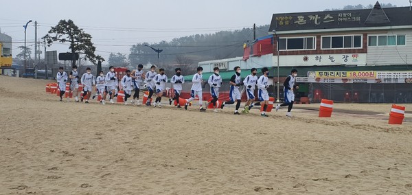 코로나19에도 불구하고, 전국의 전지훈련 팀이 사천을 찾았다. 사천시는 지역경제와 방역에 신경 쓰며 전지훈련팀 지원에 나섰다. (사진=사천시)