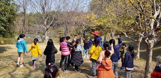 교육희망사천학부모회가 2019년에 진행한 ‘숲에서 논다’ 행사 모습. (사진=뉴스사천DB)