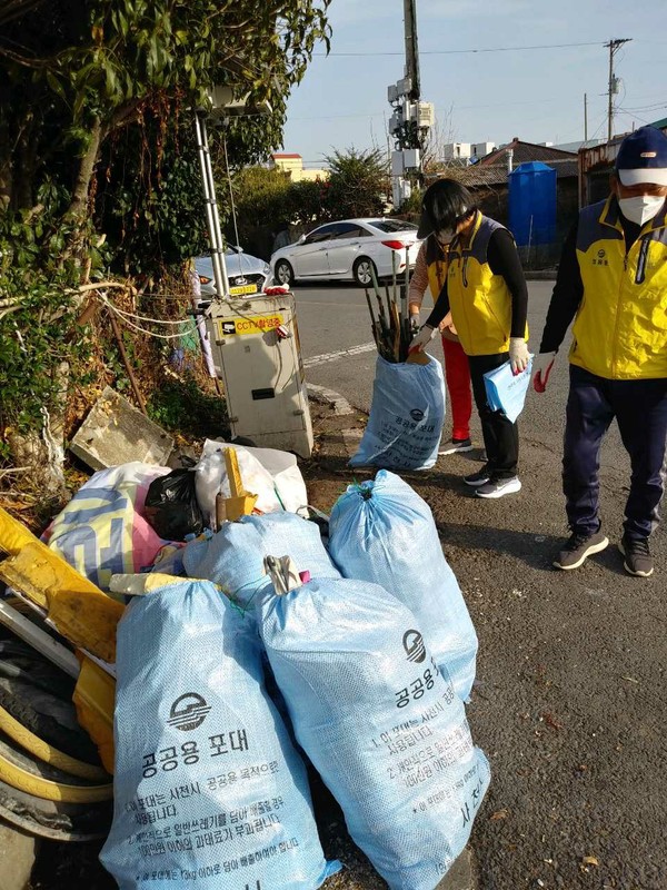 벌용동통장협의회(회장 박종국)가 19일 생활쓰레기 불법 투기지역을 중심으로 환경정비 활동을 진행했다. (사진=사천시)