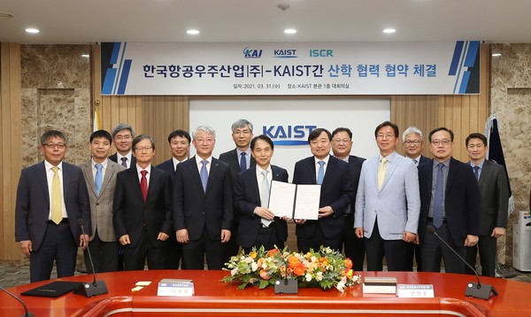 한국항공우주산업㈜(KAI)과 한국과학기술원(KAIST)가 미래 기술 개발을 위한 산학 협력 협약을 체결했다. (사진=KAI)