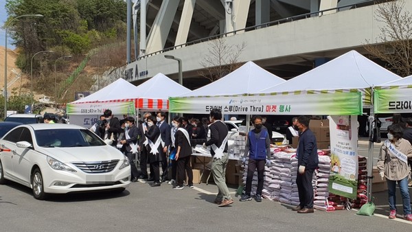 사천시와 용인시가 자매결연을 기념해 9일 용인미르스타디움 일대에서 지역특산물 판매를 위한 드라이브 스루 마켓 행사를 가졌다. (사진=사천시)