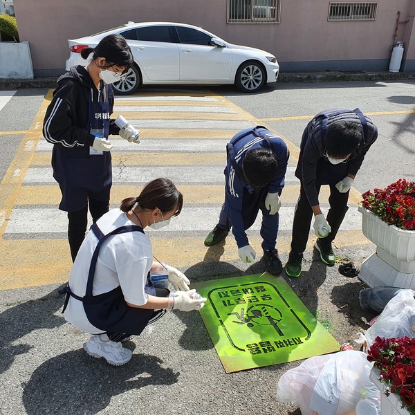 벌용동주민센터와 지역 학생들이 함께 쓰레기 무단투기 근절 캠페인을 펼쳤다. (사진=사천시)