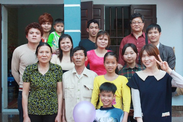 2014년 꾸엔 씨가 잠시 베트남으로 돌아갔을 때 한국어 선생 정초원 씨 일행이 그의 집을 방문한 모습.