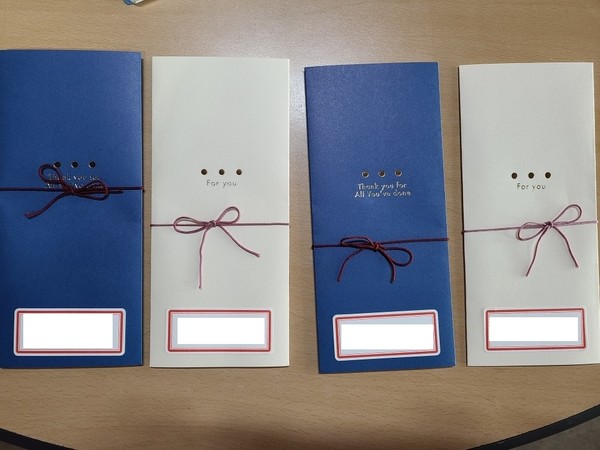 남양동 청소년지도위원회가 지난 22일 관내 중학교 신입생 4명에게 ‘사랑의 교복’ 쿠폰을 전달했다.