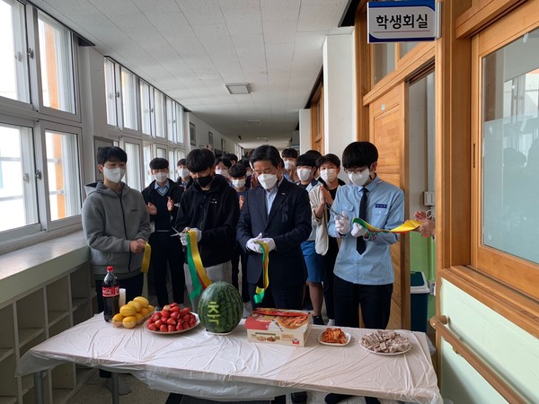 사천중학교 학생들의 자치 공간인 학생회실 개관식이 지난 21일 열렸다. 