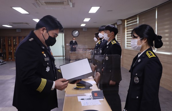 사천소방서는 19일 사천소방서 3층 대회의실에서 신임 소방공무원 임용식을 열었다. 