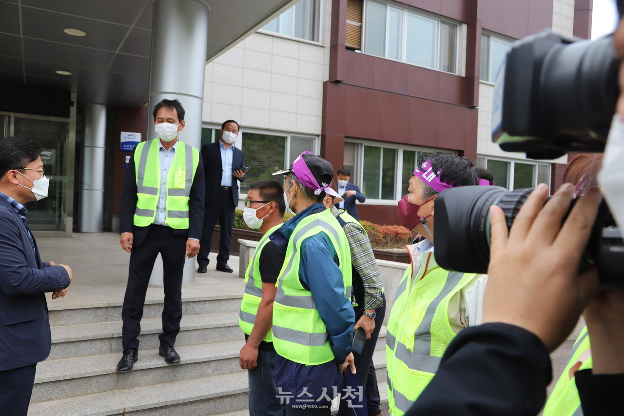 남강댐 치수능력증대사업과 관련해 대책위 관계자들이 한국수자원공사에 항의하는 모습. 