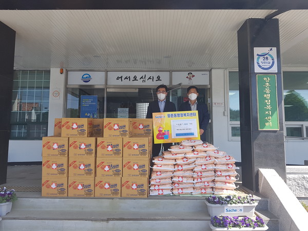 김경호 현성지게차 대표가 3일 향촌동행정복지센터를 방문, 어려운 이웃에게 전달해 달라며 150만 원 상당의 쌀 30포대와 라면 30박스를 기탁했다.  
