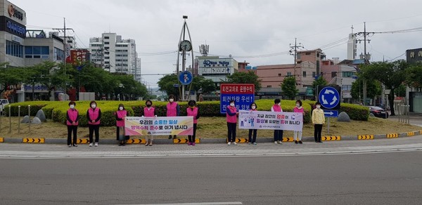 사천시여성단체협의회가 지난 3일과 4일 이틀 동안 ‘코로나19 방역수칙 준수 캠페인’을 펼쳤다.