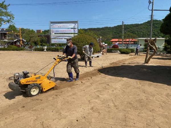 학교통합지원센터가 지역 유치원과 초등학교 모래장과 놀이기구 소독에 나섰다.