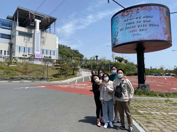원형전광판 이벤트 참여자 문영민 씨가족이 기념사진을 찍고 있다.