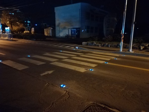 사천경찰서가 야간시간 보행자 안전을 위해 관내 14곳 횡단보도 내에 매립형 LED 도로표지병을 설치했다. (사진=사천경찰서)