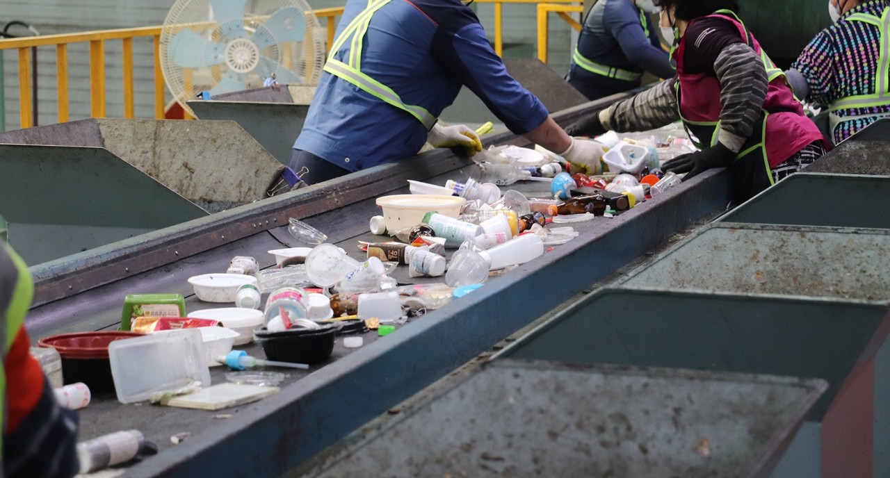 사천시환경사업소 재활용선별장에서 직원들이 재활용 가능한 쓰레기를 선별하고 있다. 코로나19 이후 배달음식 서비스 이용 증가 등으로 스티로폼 또는 플라스틱 음식 용기 반입이 늘었다. 