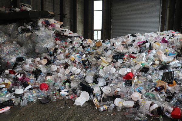 사천시환경사업소 재활용 선별장에 도착한 쓰레기 일부
