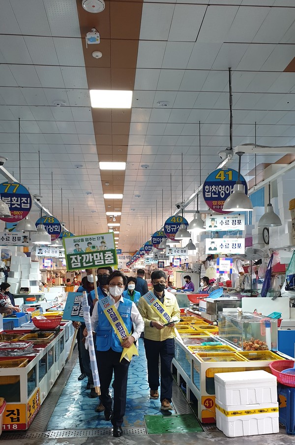 사천시 동서동건강위원회(위원장 신현호)가 5월 26일 지역주민의 건강과 함께 코로나19 확산방지를 위한 캠페인을 펼쳤다.