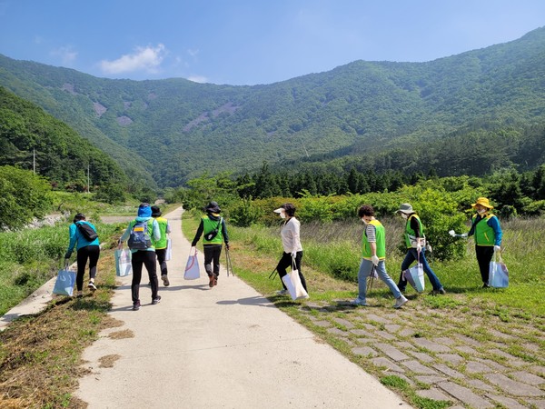사천시자원봉사센터가 5월 28일 용두공원 일원에서 지역주민들과 함께 ‘니캉내캉 플로깅’ 활동을 펼쳤다.