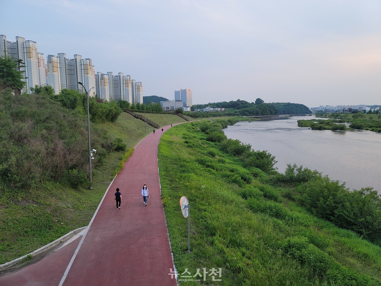 남강댐 사천만 방류로 수혜지역은 단연 진주시다. 진주시가 닦아 놓은 남강 둔치 산책로를 따라 시민들이 운동하는 모습.