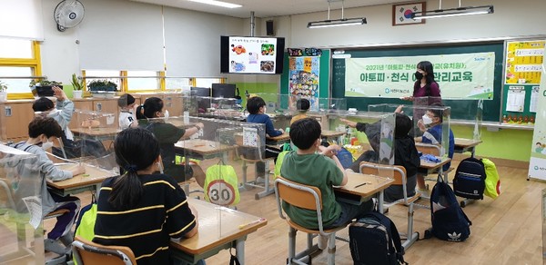 대방초등학교(교장 윤영순)가 3·4학년 학생들에게 알레르기 질환의 예방과 관리를 주제로 교육했다. 