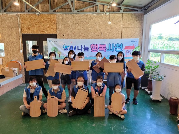 한국항공우주산업(주)(KAI)이 지난 19일 한부모가정 60세대에 직접 만든 ‘천연 나무 도마’를 전달했다.(사진=KAI)