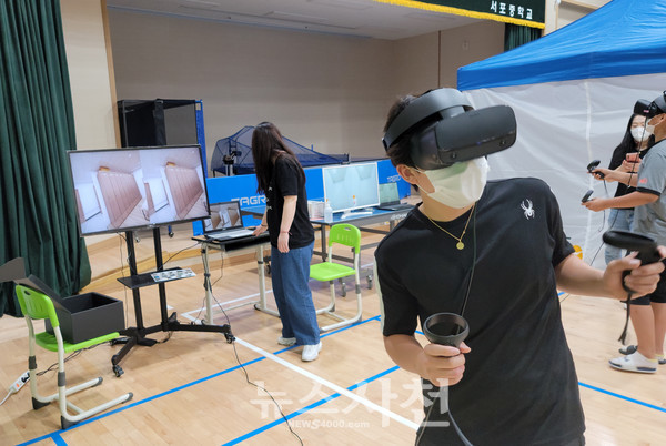 얼핏 보면 게임을 하는 것 같지만, VR을 통해 불법 카메라를 찾아내는 학생의 모습.