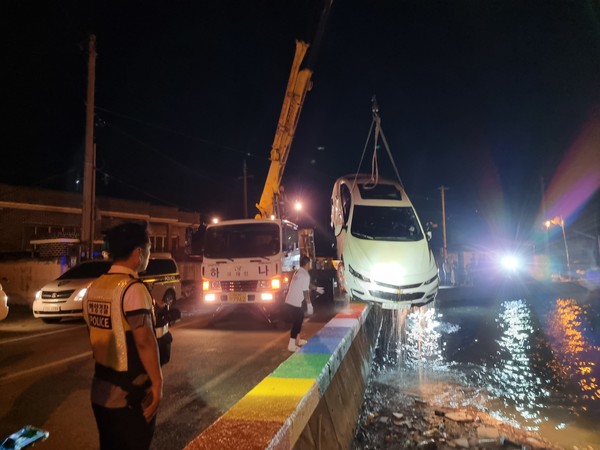 통영해양경찰서는 10일 오후 8시 55분께 사천시 남양동(노룡동) 미룡마을 인근 해안도로에서 바다에 추락한 차량(말리부, 탑승자 2명)을 구조했다고 밝혔다.(사진=통영해경)