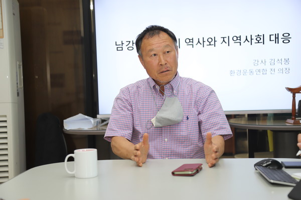 김석봉 전 환경운동연합 공동의장이 ‘남강댐 갈등의 역사’ 라는 주제로 사별 연수를 진행하고 있다.
