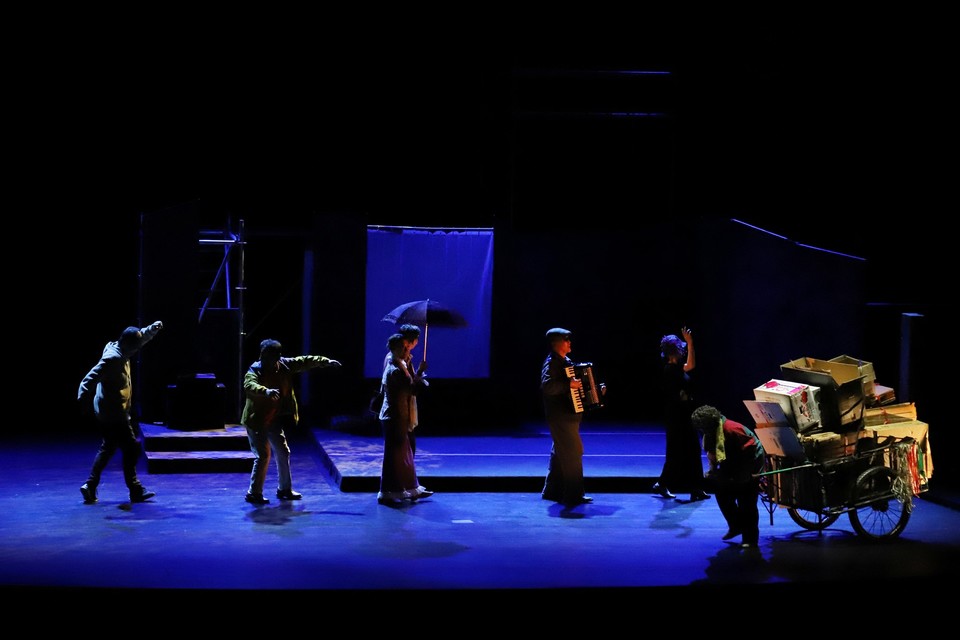 사천 극단 장자번덕(대표 이훈호)이 제39회 대한민국연극제에서 '운수대통'이라는 작품으로 단체 은상을 수상했다. 연극 운수대통 중 한 장면.