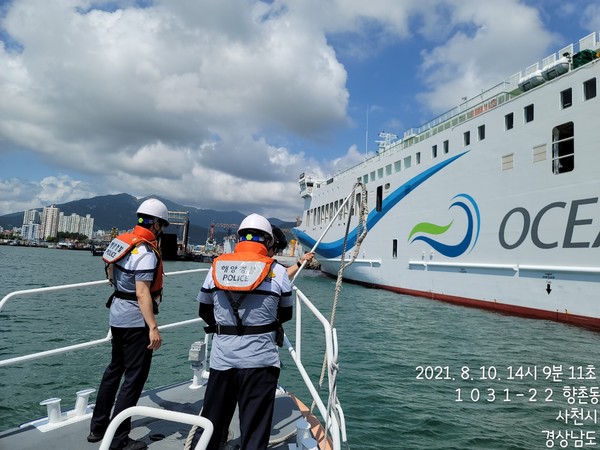 대형 여객선 해상 안전사고 대응을 위한 민관합동훈련이 지난 10일 삼천포신항 일원에서 열렸다.(사진=통영해경)